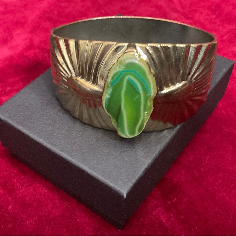 Beautiful Large Vtg Cut Green Agate Stone and Gold Tone Brass Bangle Bracelet